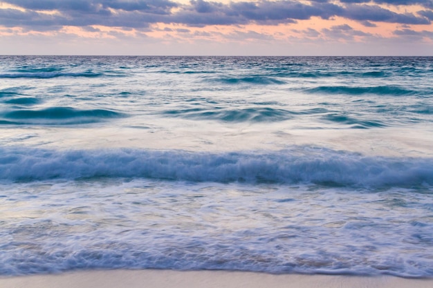 Alba sulla spiaggia sul Mar dei Caraibi.