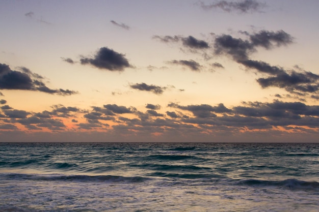 Alba sulla spiaggia sul Mar dei Caraibi.