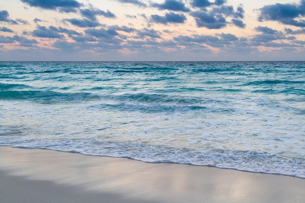 Alba sulla spiaggia sul Mar dei Caraibi.