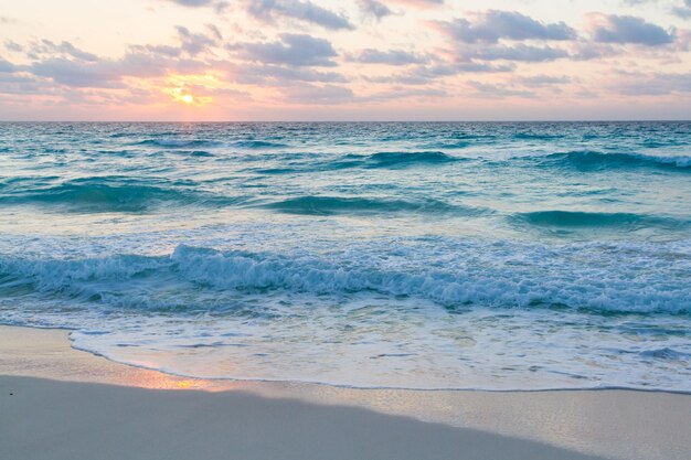 Alba sulla spiaggia sul Mar dei Caraibi.