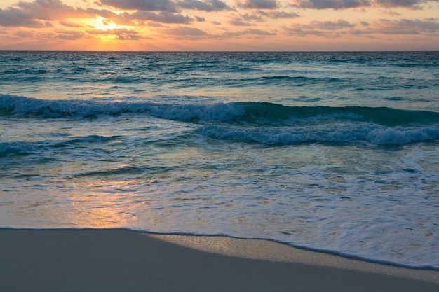 Alba sulla spiaggia sul Mar dei Caraibi.