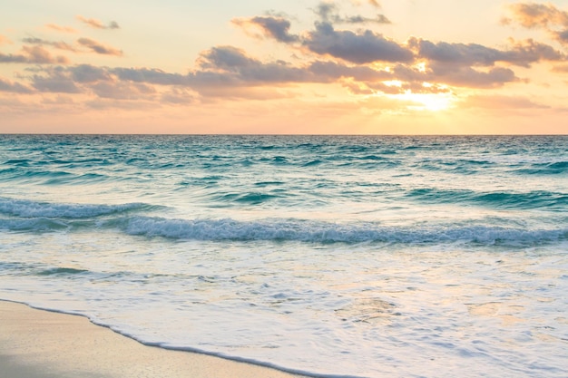 Alba sulla spiaggia sul Mar dei Caraibi.