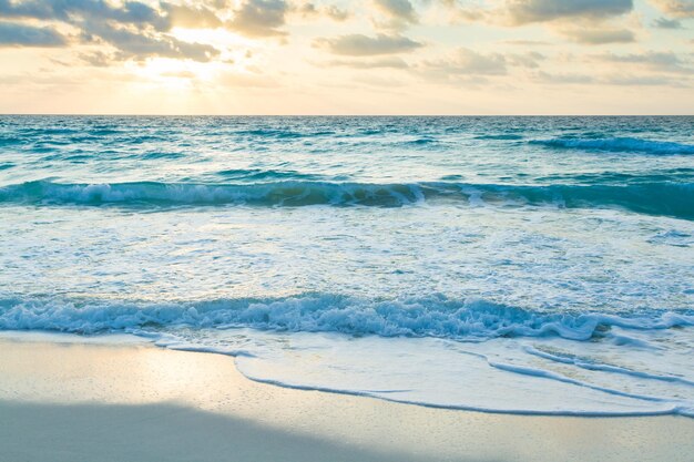 Alba sulla spiaggia sul Mar dei Caraibi.