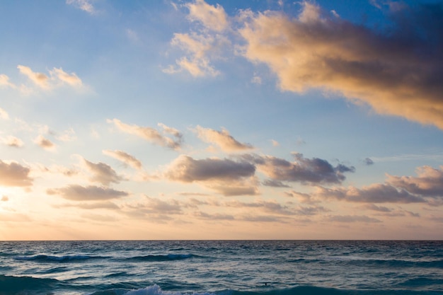 Alba sulla spiaggia sul Mar dei Caraibi.