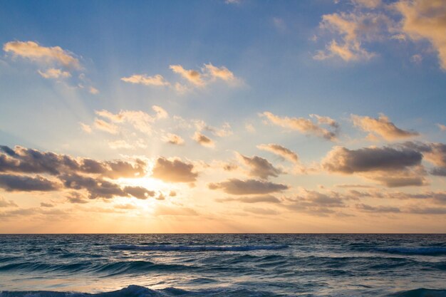 Alba sulla spiaggia sul Mar dei Caraibi.