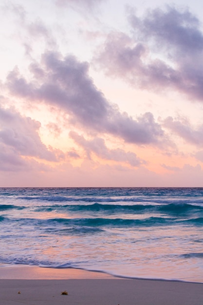 Alba sulla spiaggia sul Mar dei Caraibi.