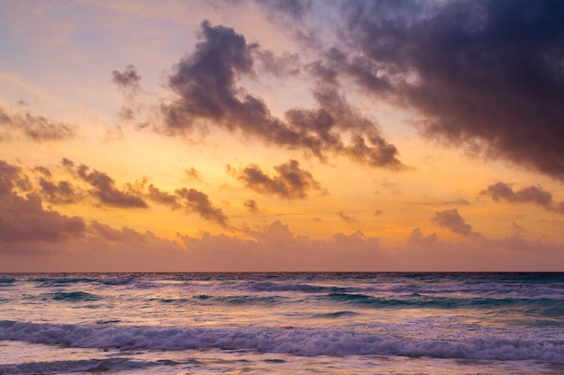 Alba sulla spiaggia sul Mar dei Caraibi.