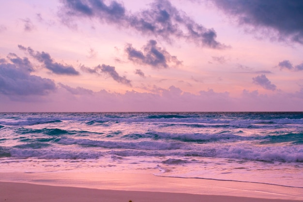 Alba sulla spiaggia sul Mar dei Caraibi.