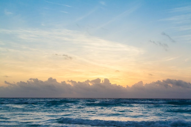 Alba sulla spiaggia sul Mar dei Caraibi.