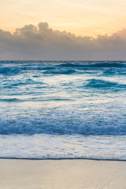 Alba sulla spiaggia sul Mar dei Caraibi.