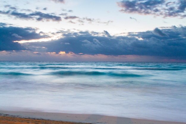 Alba sulla spiaggia sul Mar dei Caraibi.