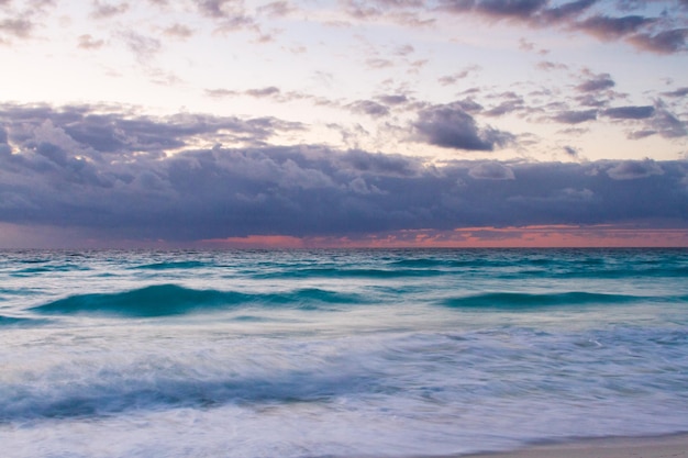 Alba sulla spiaggia sul Mar dei Caraibi.