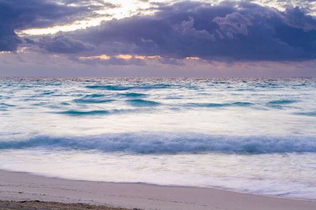 Alba sulla spiaggia sul Mar dei Caraibi.