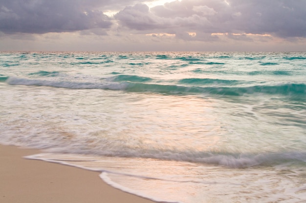 Alba sulla spiaggia sul Mar dei Caraibi.