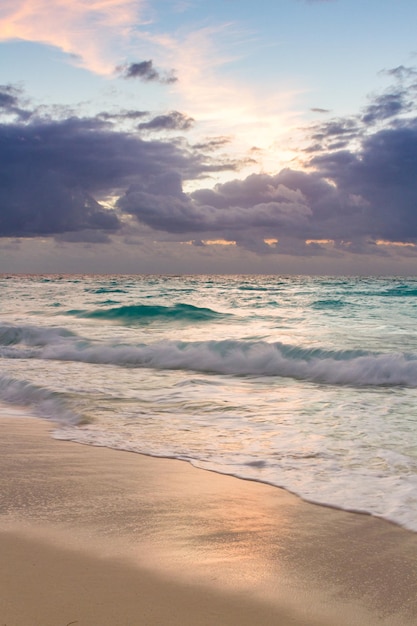 Alba sulla spiaggia sul Mar dei Caraibi.