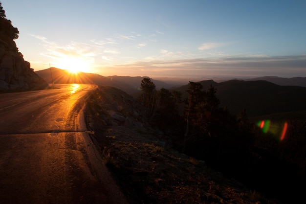 Alba sulla strada di montagna.