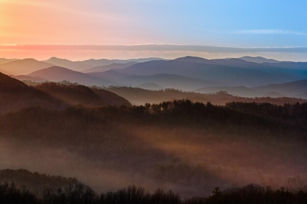 Alba sulle montagne fumose