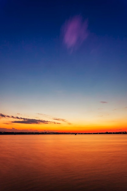 Alba sulle rive di un fiume o di un lago