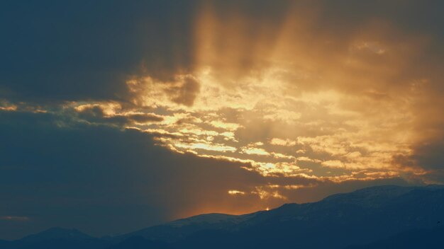 Alba sullo sfondo della montagna Paesaggio dell'alba con ornamenti di montagna in tempo reale