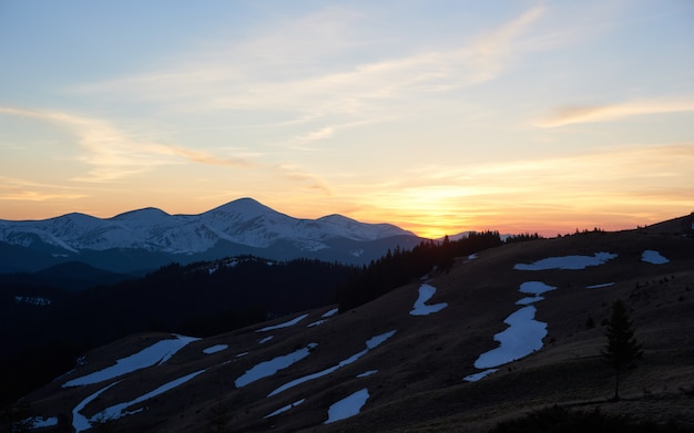 Alba tra le montagne innevate