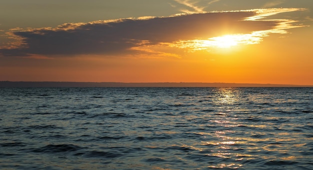 Alba variopinta della spiaggia dell'oceano. Alba sul mare. Composizione della natura