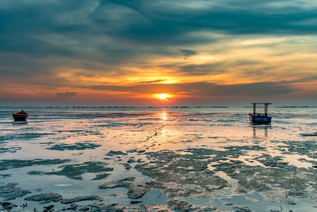 Alba variopinta della spiaggia dell&#39;oceano.