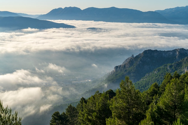 Alba vista dalla montagna Montcabrer con il castello Cocentaina a destra, Cocentaina.