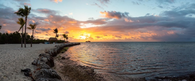 Alba vista su una spiaggia sabbiosa tropicale sulla riva dell'Oceano Atlantico