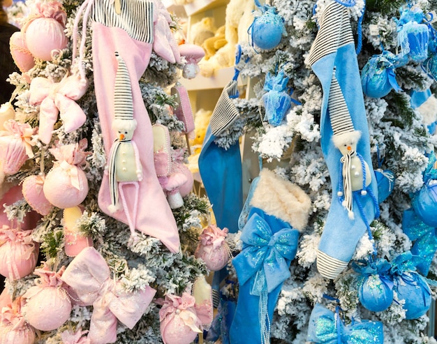 Alberi di Natale con decorazioni blu e rosa, design decorativo di Capodanno. Celebrazione delle vacanze invernali