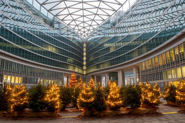 Alberi di Natale illuminati nella piazza interna di palazzo Lombardia