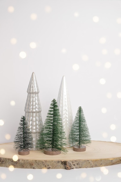 Alberi di Natale moderni Decorativo Beige Bianco e verde Decorazione natalizia su supporto in legno con sfondo grigio Decorazione festiva nordica Boho Design in stile scandinavo Ornamento minimale alla moda