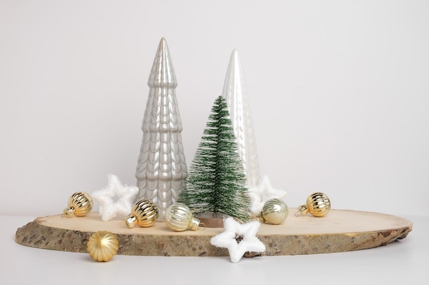 Alberi di Natale moderni Decorativo Beige Bianco e verde Decorazione natalizia su supporto in legno con sfondo grigio Decorazione festiva nordica Boho Design in stile scandinavo Ornamento minimale alla moda