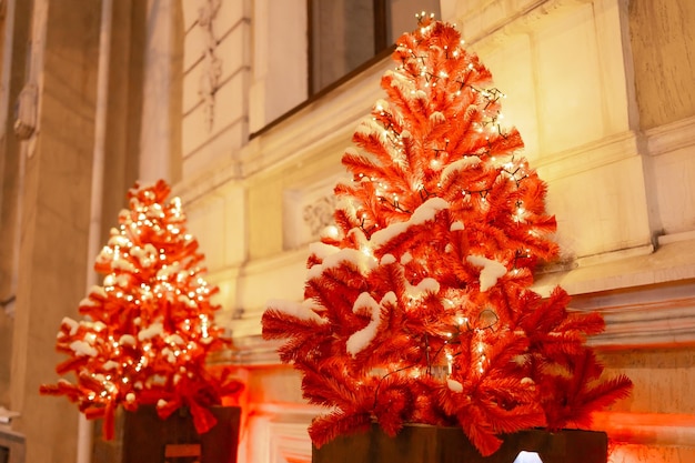 Alberi di Natale rosso sparkler ghirlanda decorazione della strada Splendido scenario delle vacanze invernali in città Carta natale di Capodanno decorazione natalizia creativa