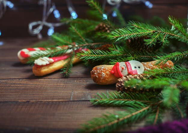 Albero, coni, biscotti su una tavola di legno