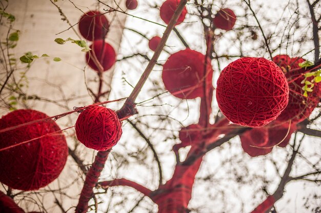 Albero decorato con palline rosse l'albero come un capodanno