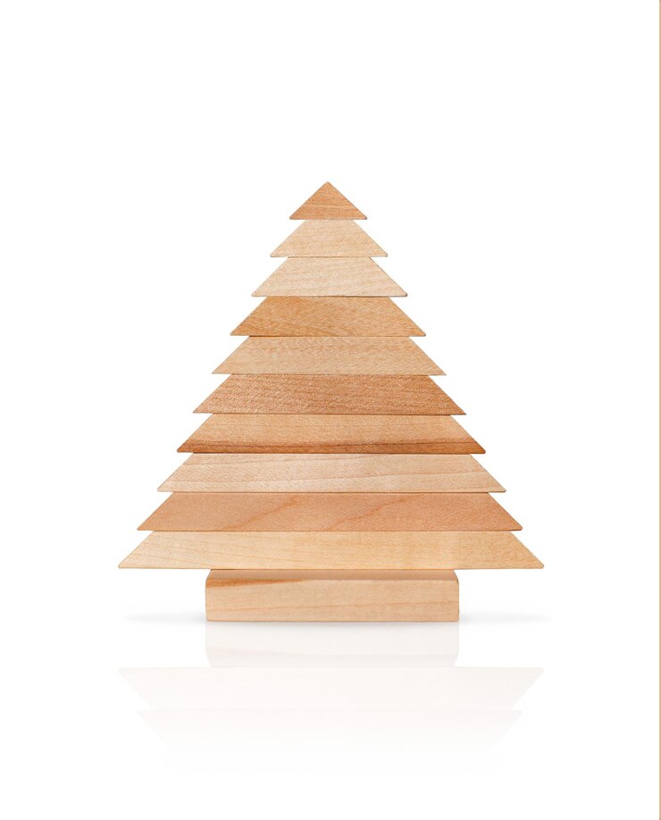 Foto albero della piramide di legno isolato su priorità bassa bianca
