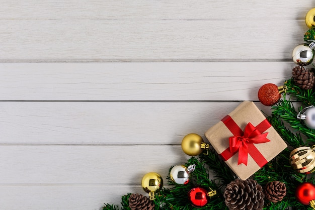 Albero di abete di Natale con decorazione su fondo di legno bianco