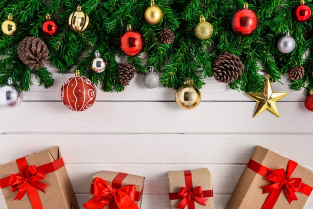 Albero di abete di Natale con decorazione su sfondo bianco tavola di legno