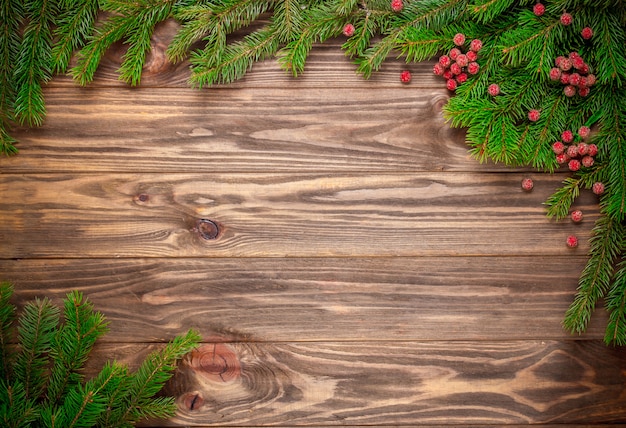 Albero di abete di Natale su fondo di legno