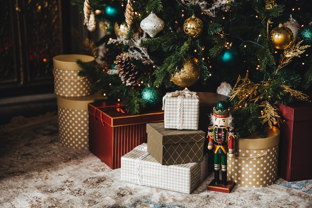 Albero di Capodanno decorato e molti regali sotto di esso. Albero di Natale con molte decorazioni colorate