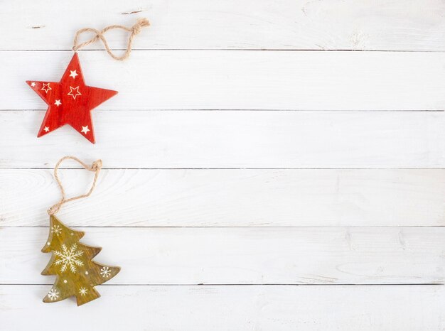 Albero di capodanno e stella in legno sullo sfondo di legno bianco, stile rustico, concetto di minimalismo, vista dall'alto, spazio copia