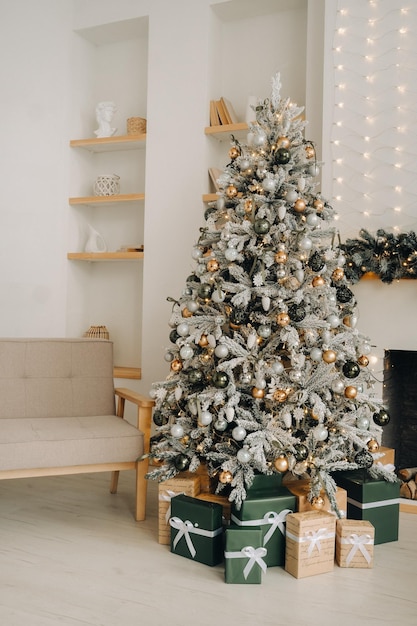 Albero di Natale a figura intera Alla vigilia di Capodanno un albero di Natale coperto di neve si trova a casa