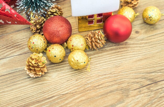 Albero di Natale abete su fondo di legno di fondo con copia spazio