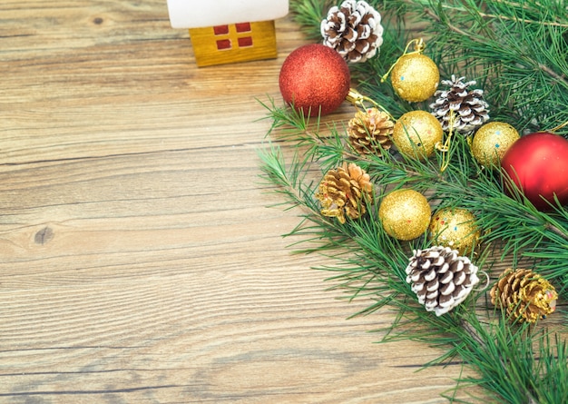 Albero di Natale abete su fondo di legno di fondo con copia spazio