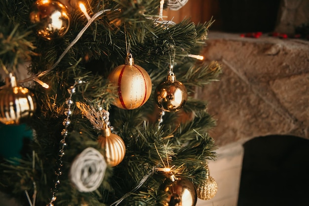 Albero di Natale accanto al camino. Concetto di decorazioni natalizie.