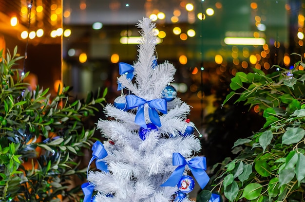 Albero di Natale al supermercato.