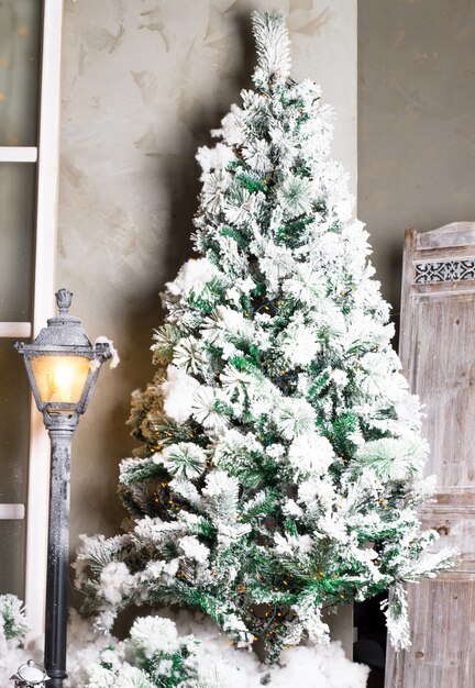 Albero di Natale all'aperto nella neve