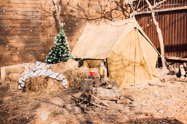 Albero di Natale all'aperto vicino alla tenda in una giornata di sole