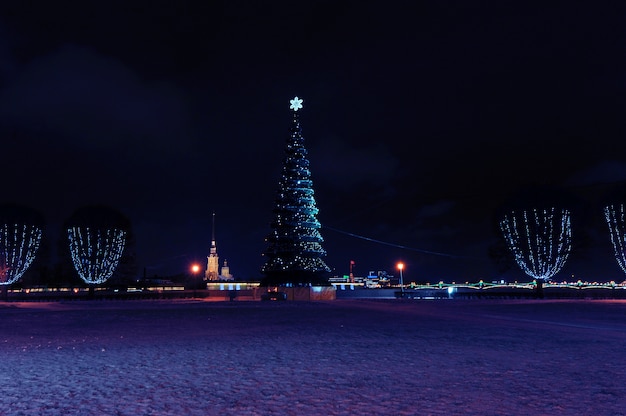 Albero di Natale allo spiedo dell'isola di Vasilevsky a San Pietroburgo, Russia