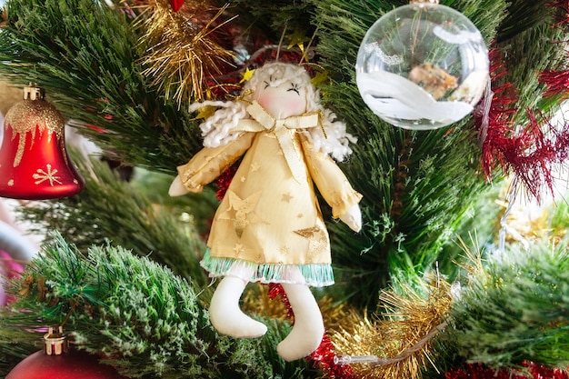 Albero di Natale artificiale verde decorato con angelo giocattolo